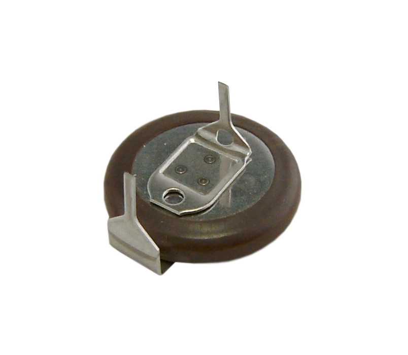 Runde Knopfzelle mit zwei Lötfahnen, liegend vor weißem Hintergrund