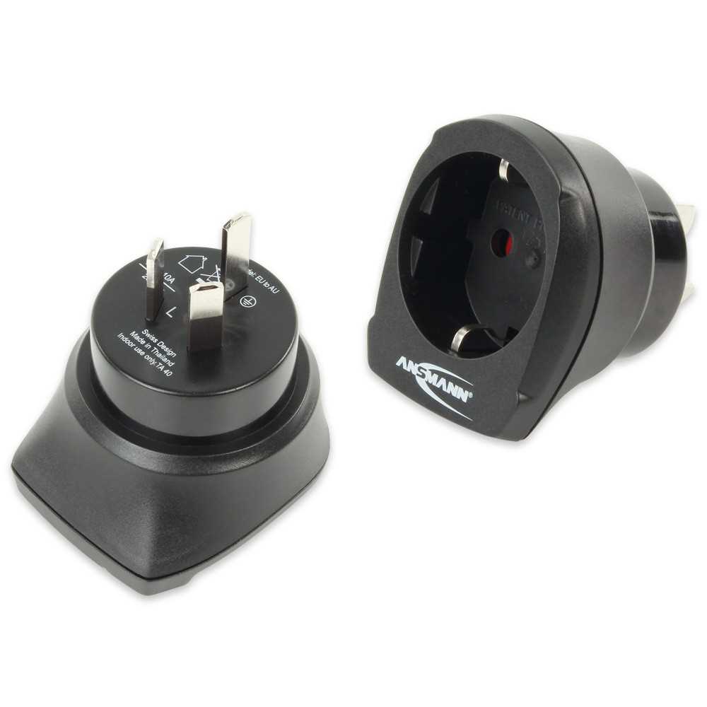 Zwei schwarze Netzadapter, einer mit drei flachen Steckstiften, der andere mit runder Steckdosenöffnung und Aufdruck