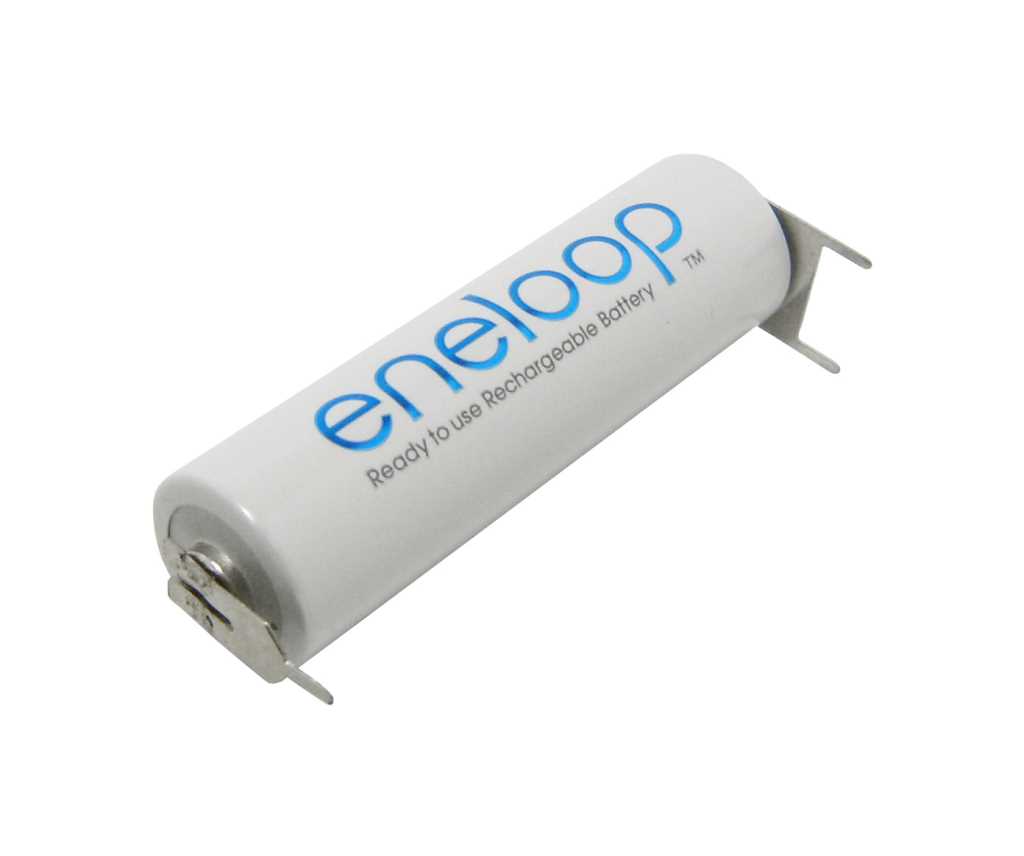 Weißer AA-Akku mit blauer Aufschrift und Metallfahnen an beiden Enden auf weißem Hintergrund