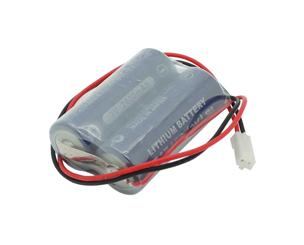 Blaues Batteriepäckchen in Schrumpffolie mit roten und schwarzen Kabeln und weißem Stecker auf weißem Hintergrund