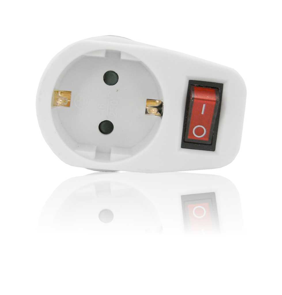 Weiße Schutzkontakt-Steckdose mit rotem Ein-/Ausschalter rechts, freigestellt auf weißem Hintergrund mit Spiegelung