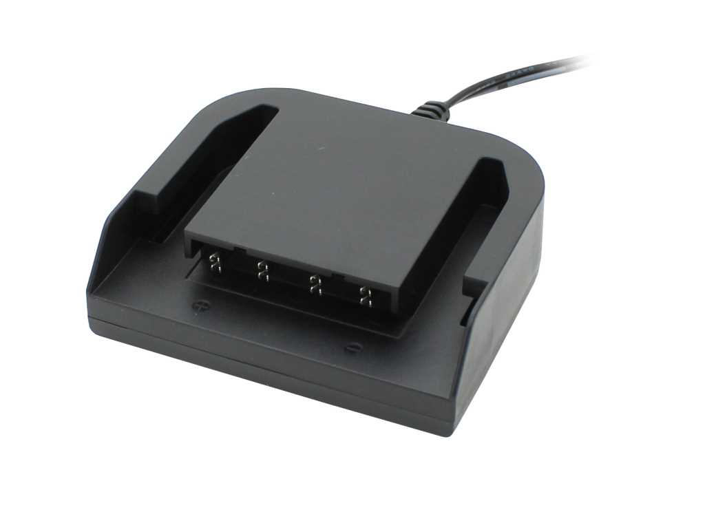 Schwarze Ladegerät-Basis mit Akkuaufnahme, Kontaktpins und angeschlossenem Kabel auf weißem Hintergrund