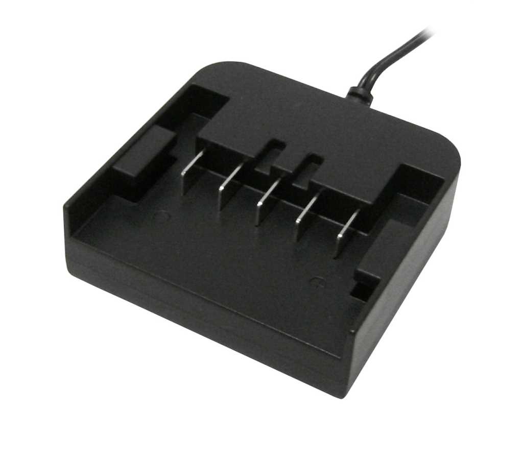 Schwarze Ladestation mit Steckkontakten und angeschlossenem Kabel, schräg von oben auf weißem Hintergrund