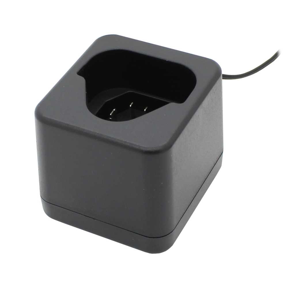 Schwarze Ladegeräte-Station mit rechteckiger Öffnung und Kontaktstiften, Kabel führt nach rechts