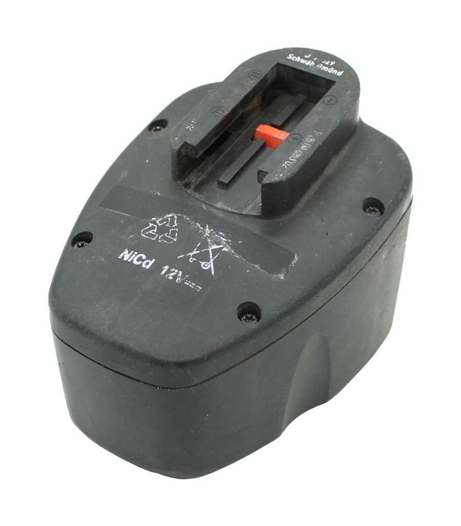 Schwarzer Werkzeugakku mit Steckschiene und rotem Entriegelungsknopf, Gebrauchsspuren sichtbar auf weißem Hintergrund