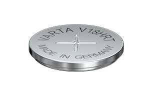 Flache runde Knopfzelle aus Metall in Silber, schräg liegend, mit dunkler Randlinie und Oberflächenprägung MADE IN GERMANY