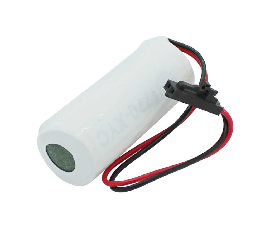 Weiße zylindrische Batterie mit rot-schwarzen Kabeln und schwarzem Steckverbinder auf weißem Hintergrund