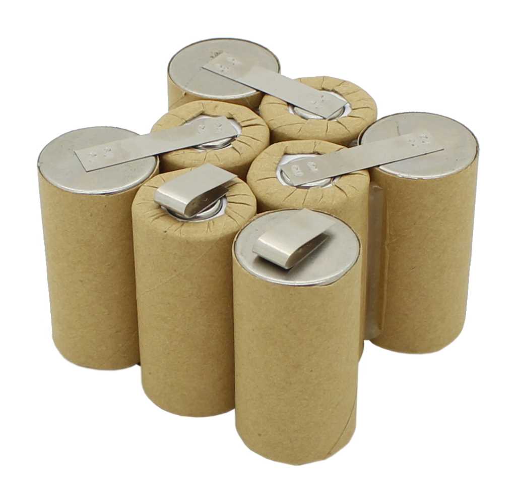 Sechs zylindrische Akkuzellen im Verbund, braune Ummantelung, mit Metalllaschen an den Polen sichtbar