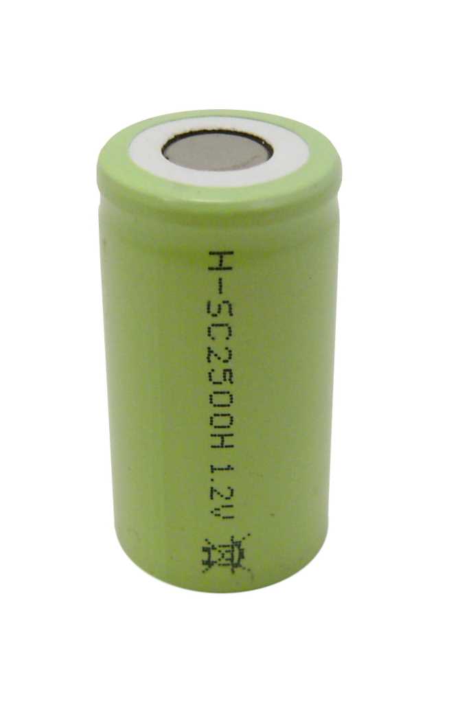 Grüner zylindrischer Akku mit flachem Pluspol und weißem Isolationsring auf weißem Hintergrund