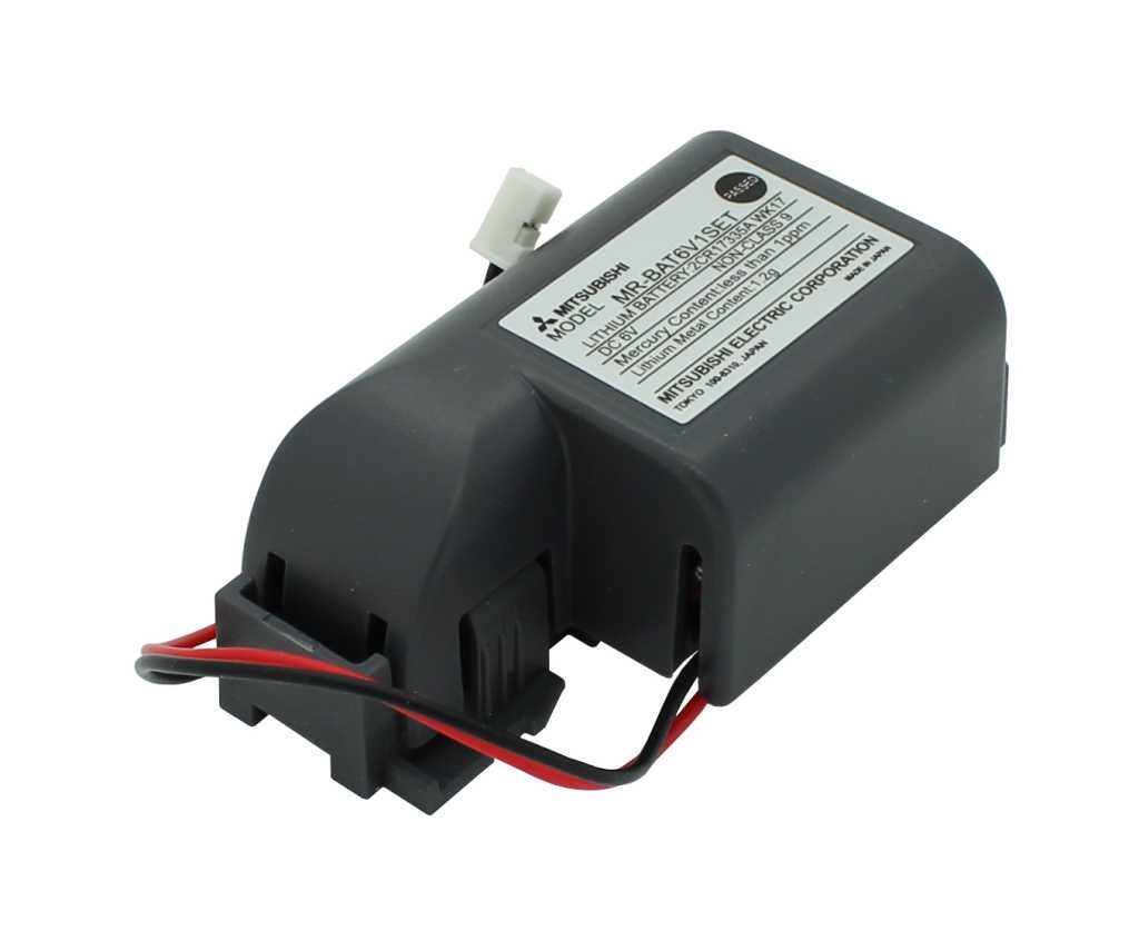 Schwarzes Batteriemodul mit Kabeln in Rot und Schwarz sowie weißem Steckverbinder auf der Oberseite