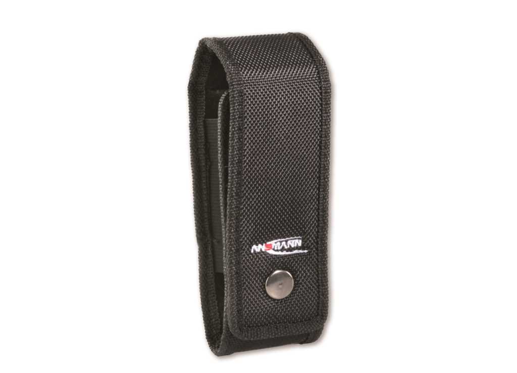 Schwarzes Nylon-Holster mit Klappe, Druckknopf und seitlicher Gürtelschlaufe, auf weißem Hintergrund abgebildet