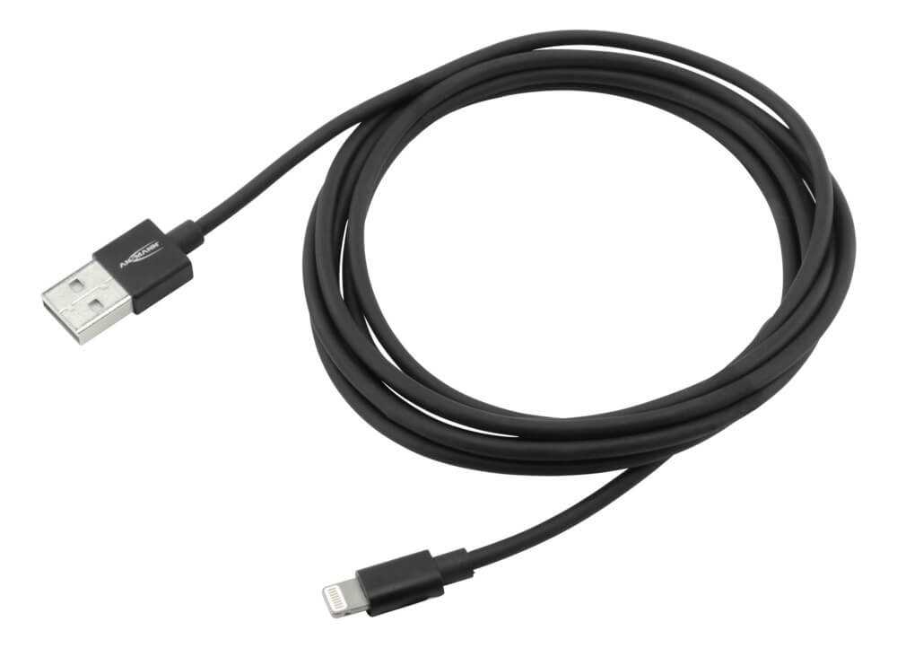 Schwarzes Kabel, aufgerollt, mit USB-A-Stecker und Lightning-Stecker an den Enden