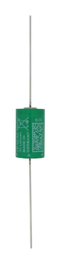 Grüne zylindrische Lithiumbatterie mit langen axialen Anschlussdrähten an beiden Enden auf weißem Hintergrund