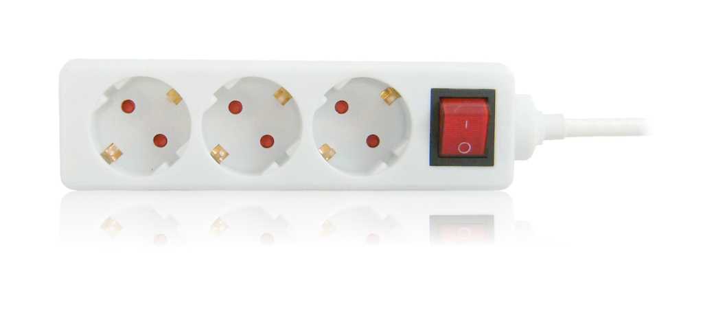 Weiße Steckdosenleiste mit drei runden Steckplätzen, rotem Ein-/Aus-Schalter und Kabel rechts