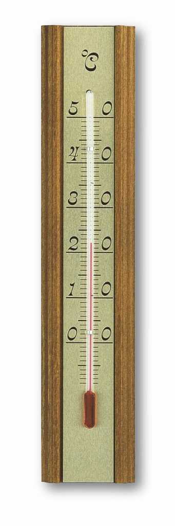 Holzthermometer mit zentraler Metallskala und roter Flüssigkeitssäule, vertikal vor weißem Hintergrund