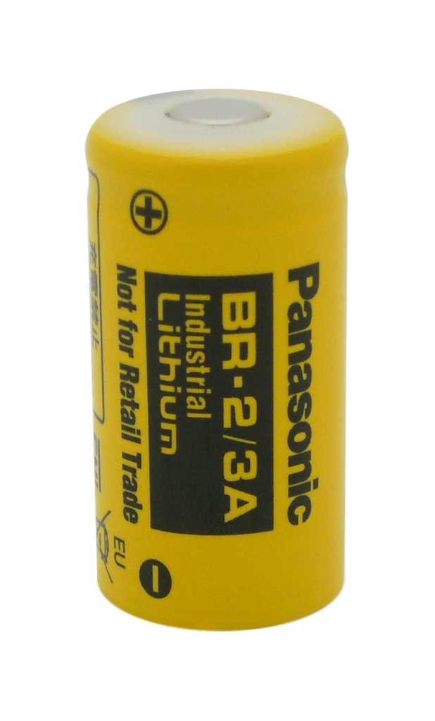 Gelbe zylindrische Batterie mit schwarzer Beschriftung, Pluszeichen und hellem Kontaktpunkt oben auf weißem Hintergrund