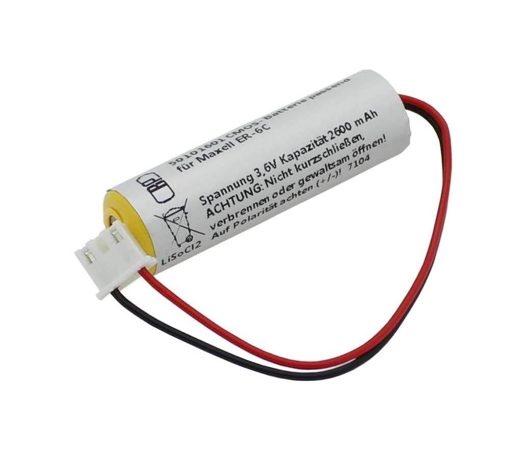 Zylindrische Batterie mit weißem Label, 2-adrigem rot-schwarzem Kabel und weißem Stecker auf weißem Hintergrund