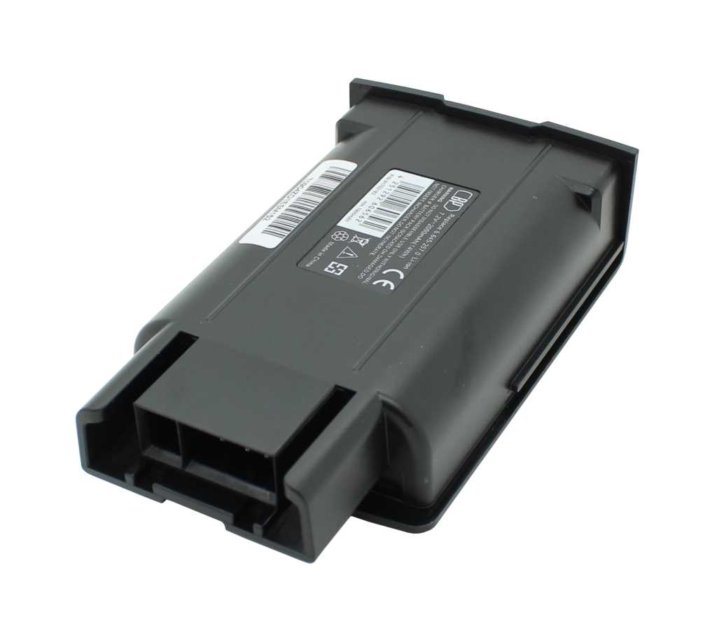 Schwarzer Akku-Pack aus Kunststoff mit Steckkontakt und Etikett, schräg von oben auf weißem Hintergrund