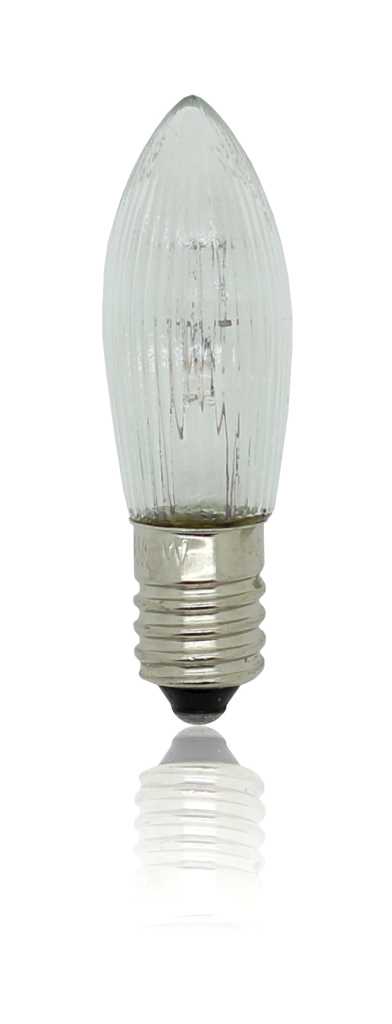 Geriffelte, kerzenförmige klare Glühlampe mit kleinem Schraubsockel, freigestellt auf weißem Hintergrund mit Spiegelung