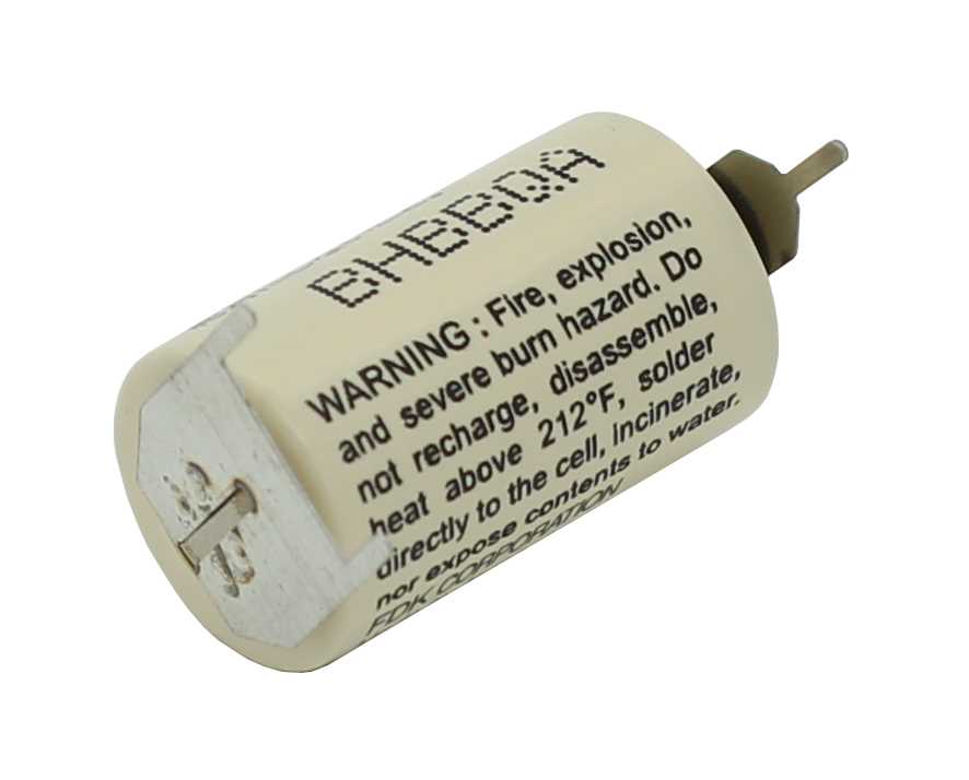 Zylindrische Batterie in Weiß mit Warnhinweisen, links flacher Metallkontakt, rechts herausstehender Anschlussstift