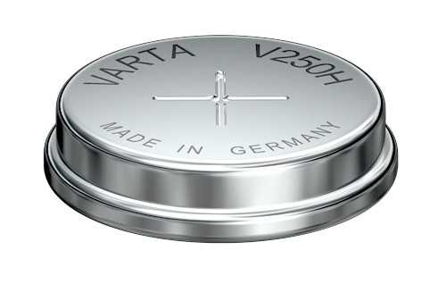 Silberne Knopfzelle in Seitenansicht mit eingeprägtem Pluszeichen und umlaufender Beschriftung auf der Oberseite