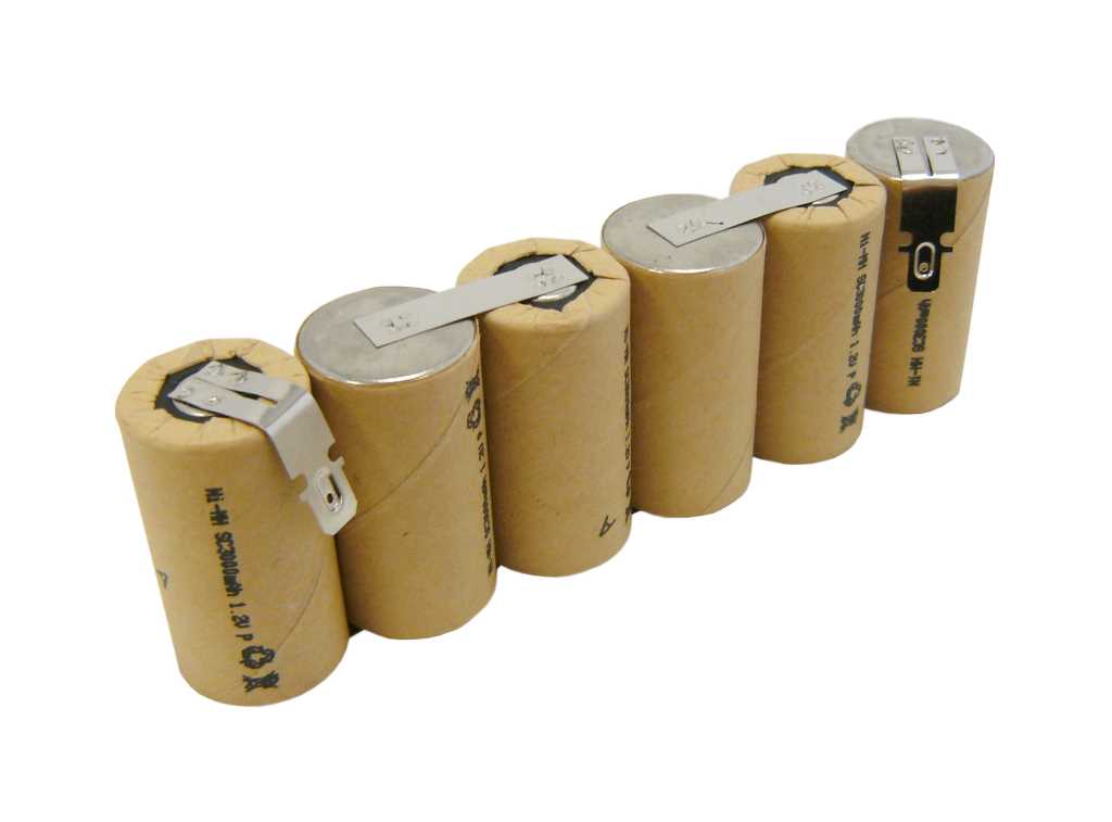 Akkupack aus fünf beigen zylindrischen Zellen mit Metallbrücken und Steckkontakten, diagonal angeordnet