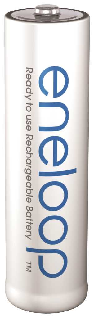Weiße AA-Batterie mit blauem Eneloop-Schriftzug, Nahaufnahme von oben bis unten auf weißem Hintergrund
