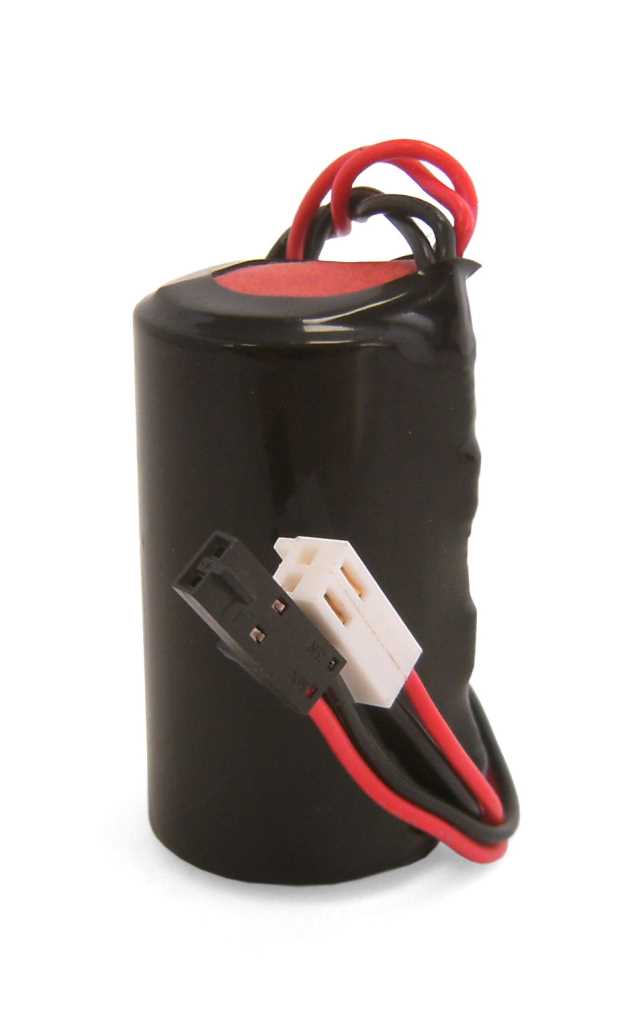 Schwarzer zylindrischer Batteriepakt mit roten und schwarzen Kabeln sowie schwarzem und weißem Steckverbinder auf weißem