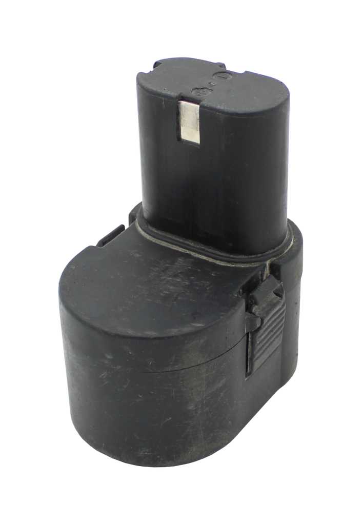 Schwarzer Werkzeugakku mit zylindrischem Gehäuse, seitlichem Entriegelungsknopf und Metallkontakt oben