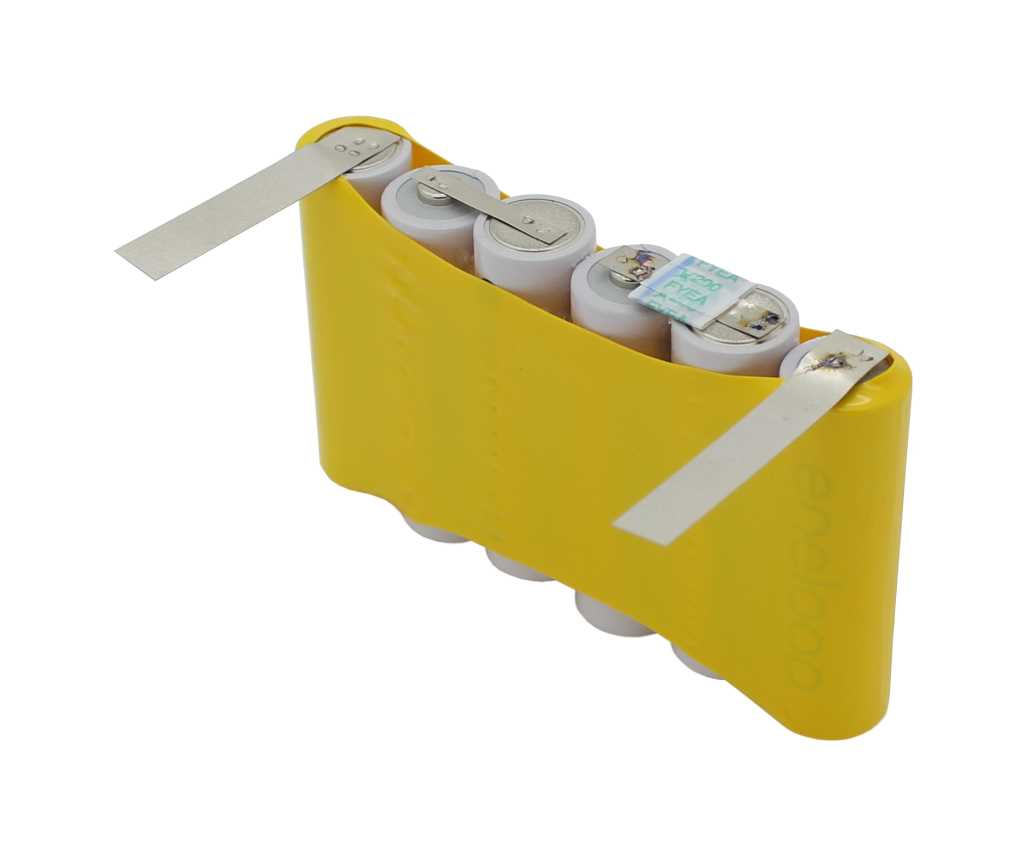 Gelber Akkupack aus vier zylindrischen Zellen mit Metalllaschen, schräge Ansicht auf weißem Hintergrund