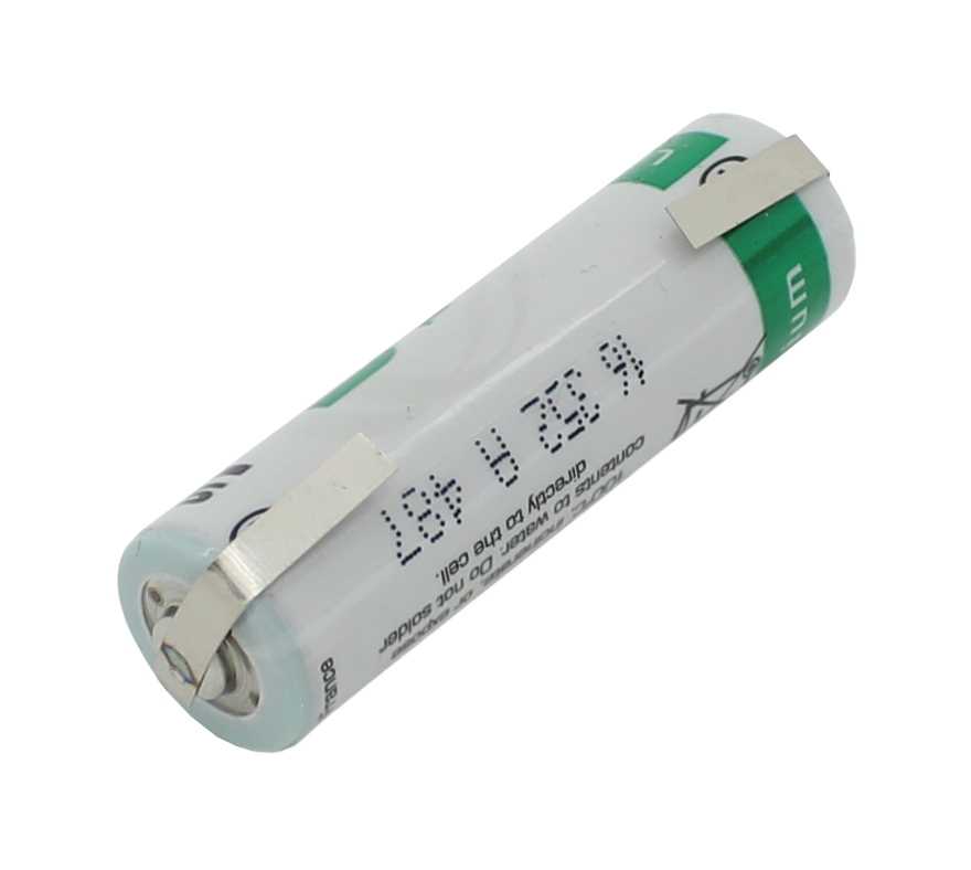 Zylindrische Batterie in Weiß und Grün mit zwei Metall-Lötfahnen, diagonal auf weißem Hintergrund