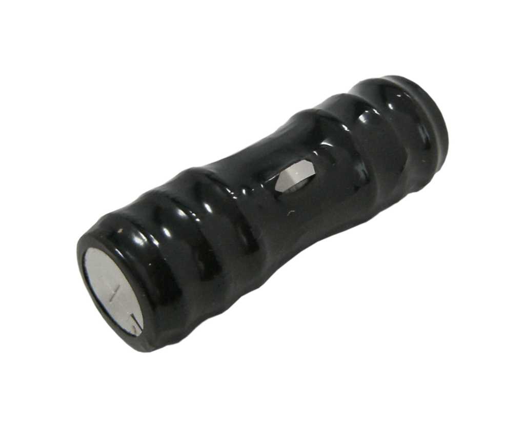 Schwarzer Akkupack mit zylindrischer Form und mehreren Segmenten, an einem Ende sichtbarer Pluspolmarkierung