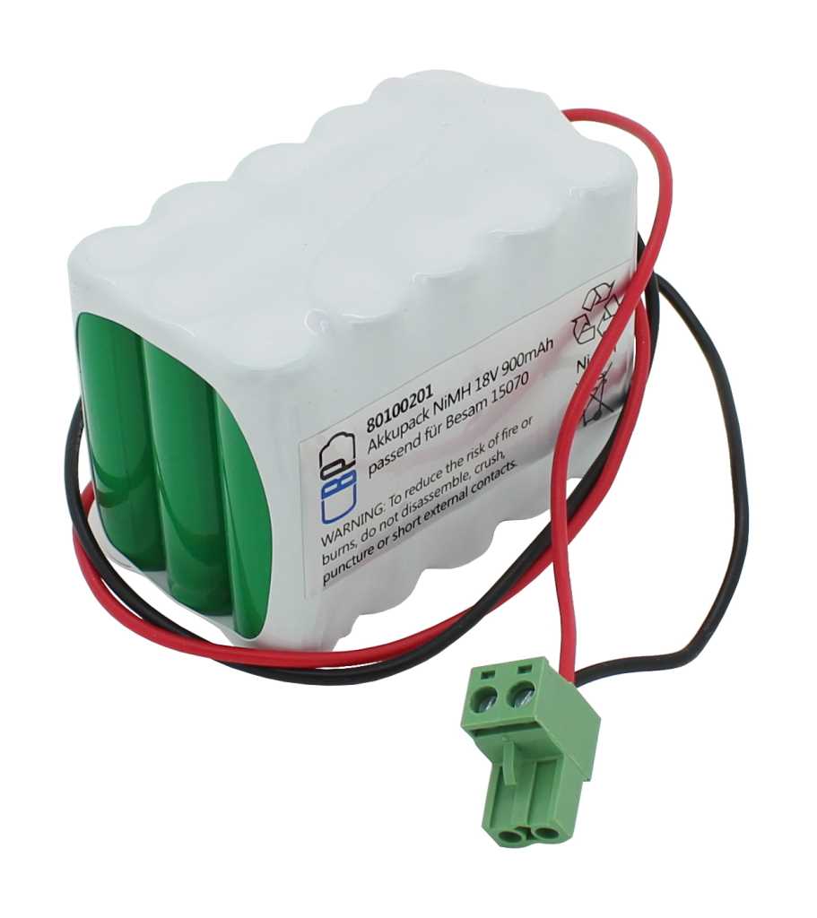 Weißer Akkupack mit sichtbaren grünen Zellen, roten und schwarzen Kabeln sowie grünem Steckverbinder auf weißem Hintergrund