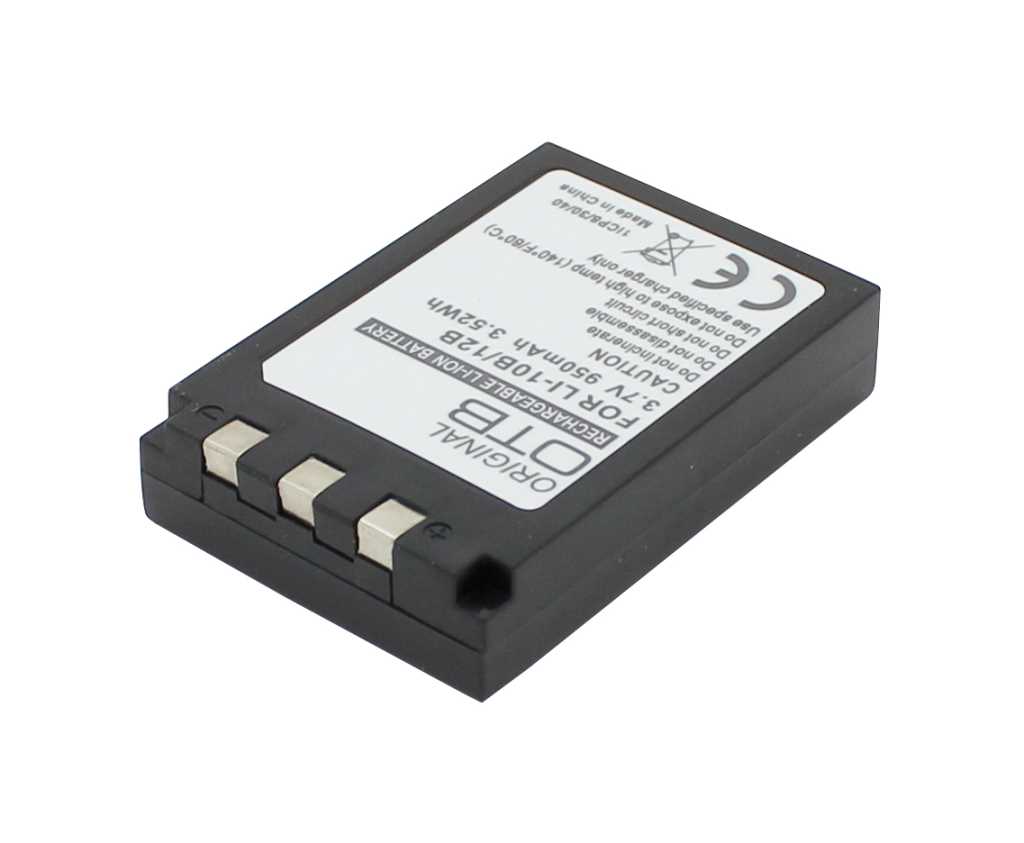 Schwarzer Kameraakku mit weißem Etikett und drei silbernen Kontakten, schräg auf weißem Hintergrund abgebildet