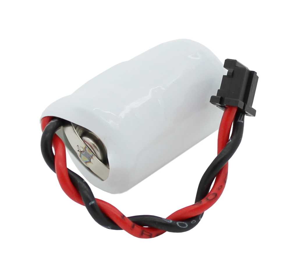 Zylindrische Batterie in weißem Schrumpfschlauch mit rot-schwarzen Kabeln und schwarzem Stecker auf weißem Hintergrund