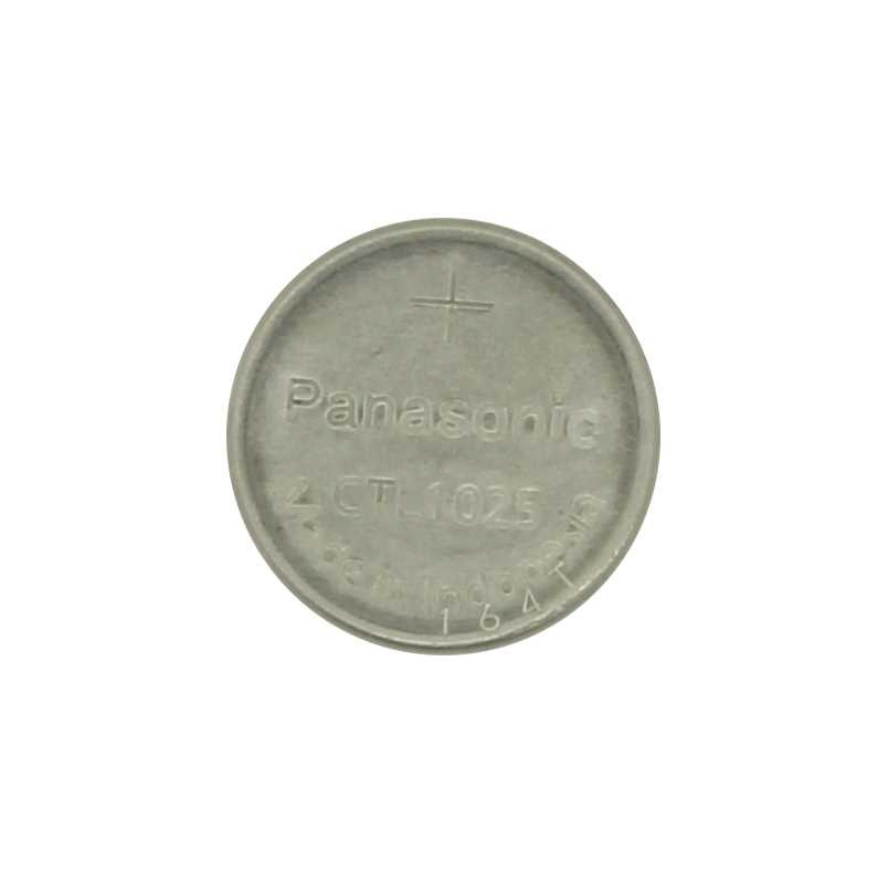 Runde silberne Knopfzelle mit Pluszeichen und Herstellerprägung auf weißem Hintergrund