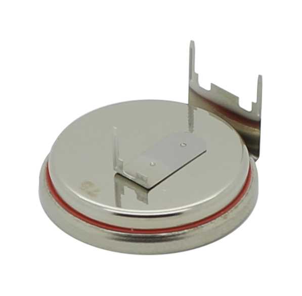 Runde silberne Knopfzelle mit zwei Lötfahnen und rotem Dichtungsring auf weißem Hintergrund