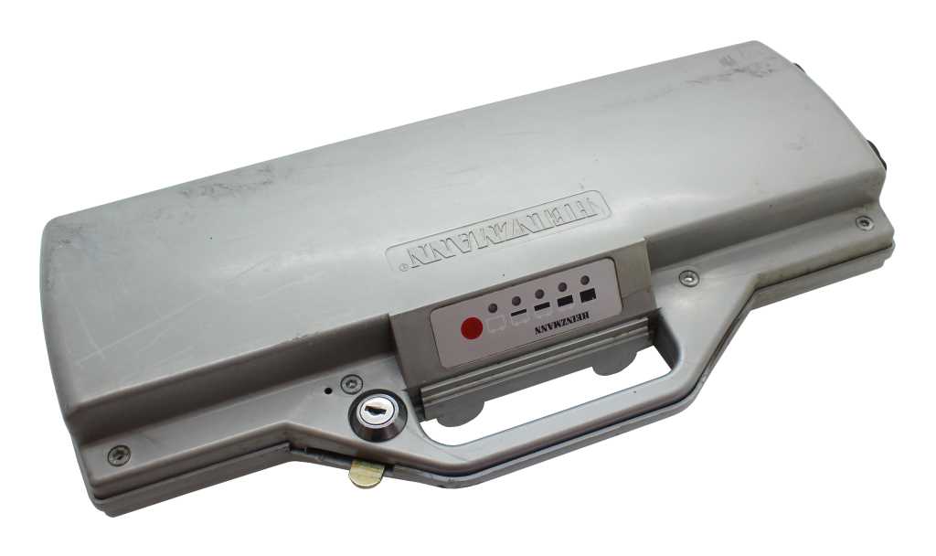 Grauer Fahrradakku mit Tragegriff, Schloss und Ladezustandsanzeige auf weißem Hintergrund