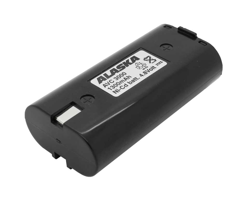 Schwarzer Akku mit Alaska-Aufkleber und Metallkontakt auf weißem Hintergrund