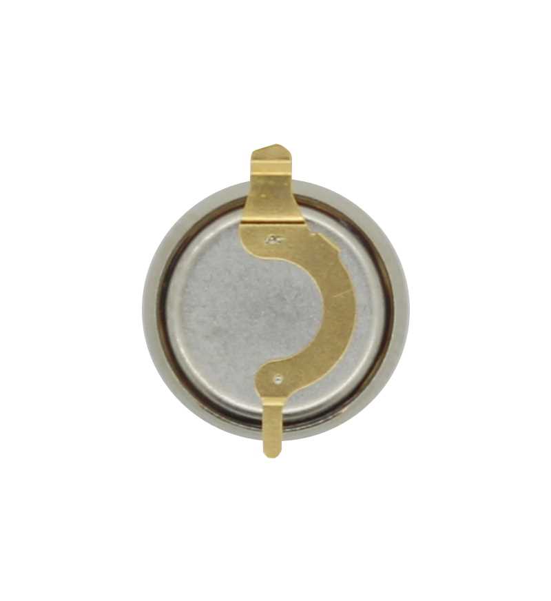 Runde silberne Knopfzelle mit goldfarbenem Kontaktbügel auf weißem Hintergrund