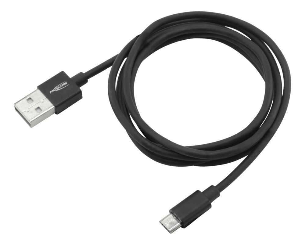 Aufgerolltes schwarzes USB-A-auf-Micro-USB-Kabel mit zwei Steckern vor weißem Hintergrund