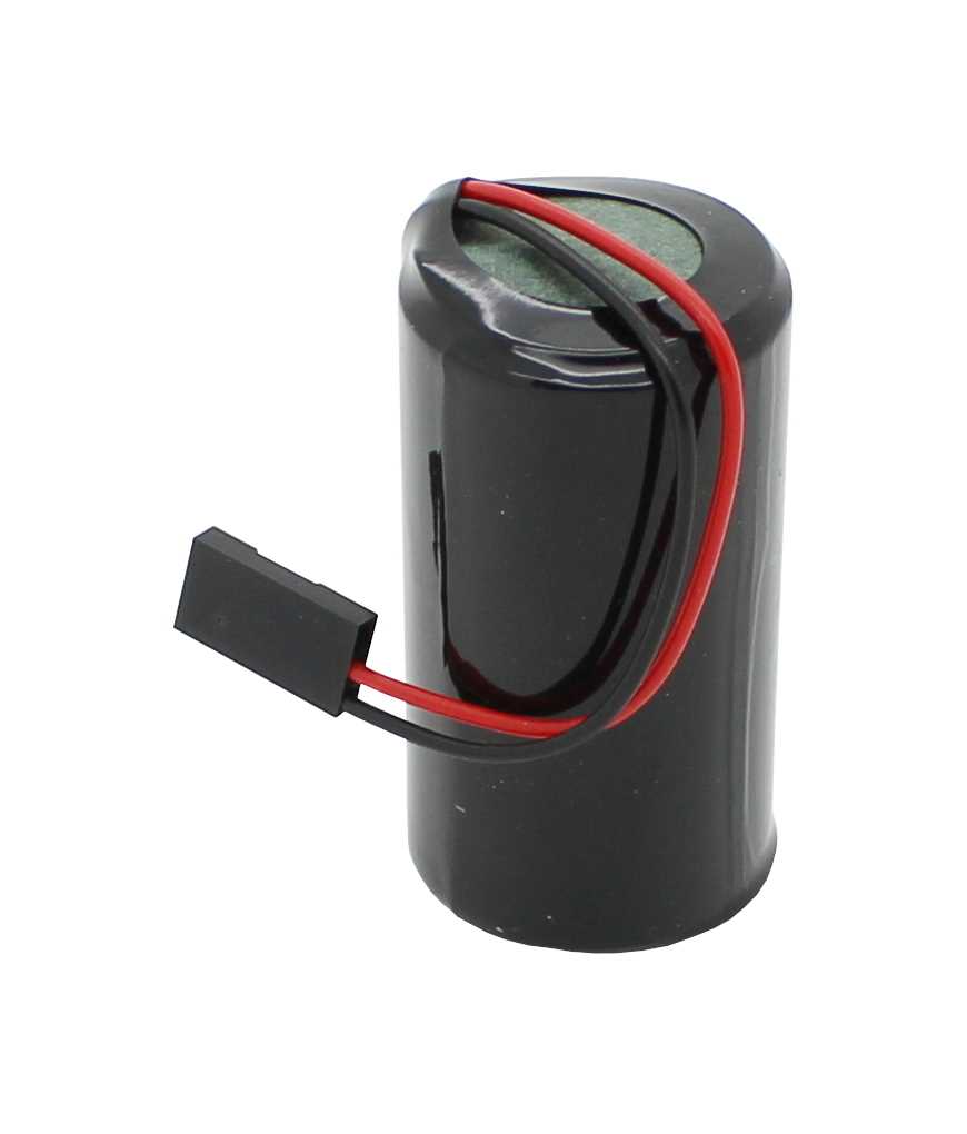 Schwarze zylindrische Batterie mit rot-schwarzen Kabeln und schwarzem Steckverbinder auf weißem Hintergrund