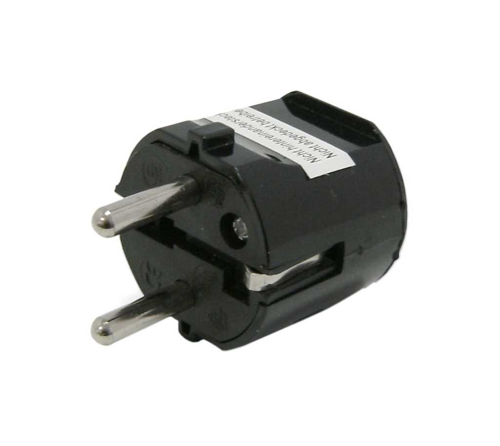 Schwarzer Netzstecker mit zwei runden Metallstiften und seitlichen Kontaktflächen, schräg auf weißem Hintergrund