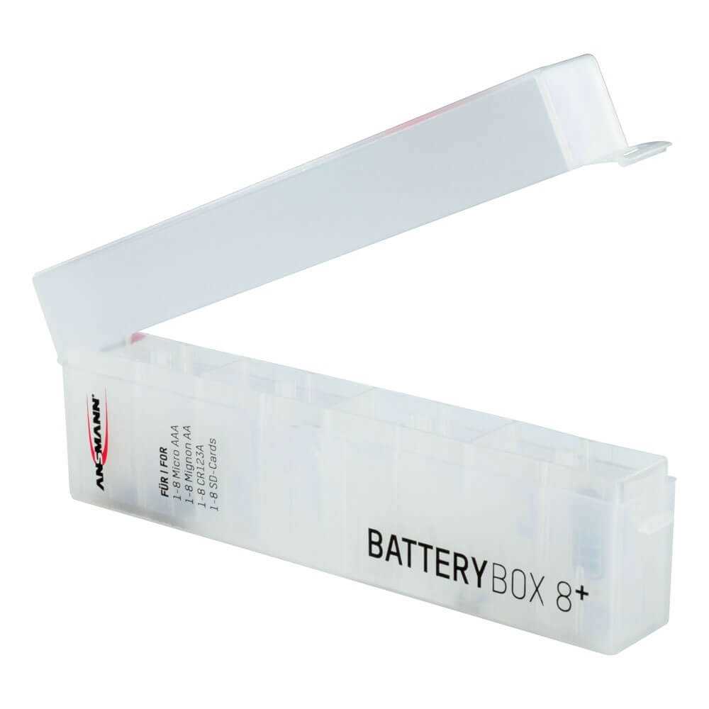 Transparente Kunststoffbox mit aufgeklapptem Deckel und Innenfächern für Batterien und Speicherkarten