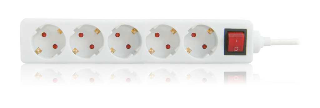 Weiße Steckdosenleiste mit fünf runden Steckplätzen und rotem Ein-Aus-Schalter, Kabel rechts angeschlossen