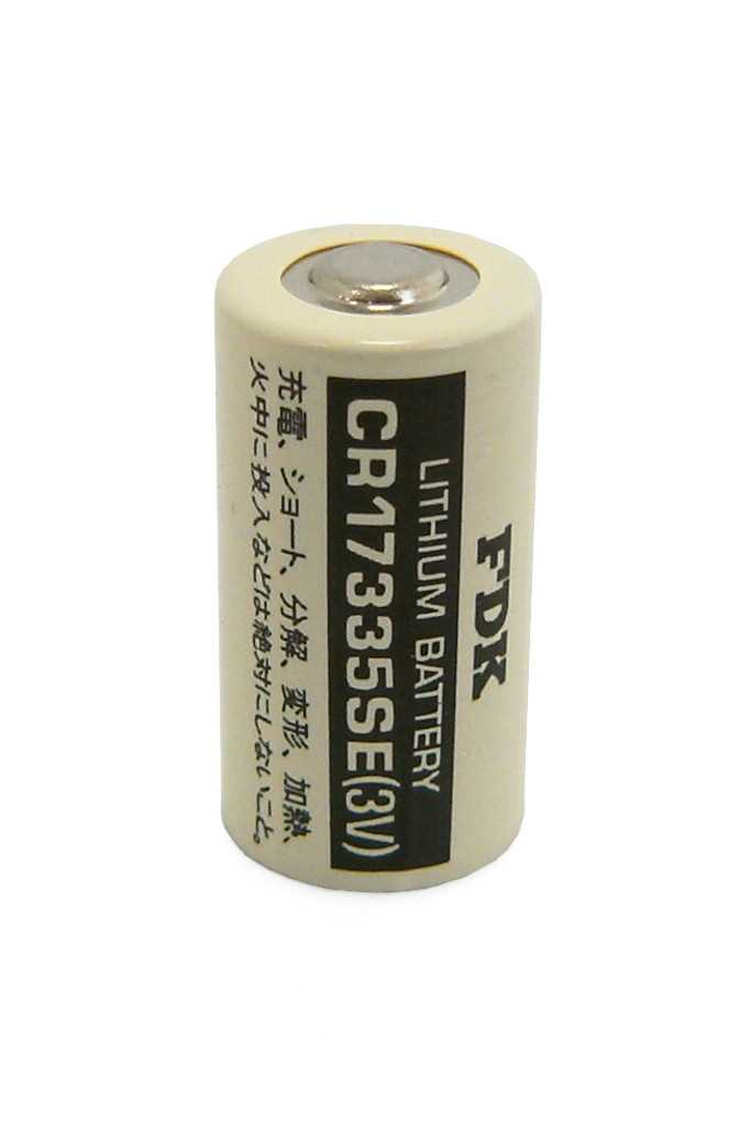 Weiße zylindrische Lithium-Batterie mit Metallpol oben und schwarzem Etikett mit Modellcode CR17335SE (3V)