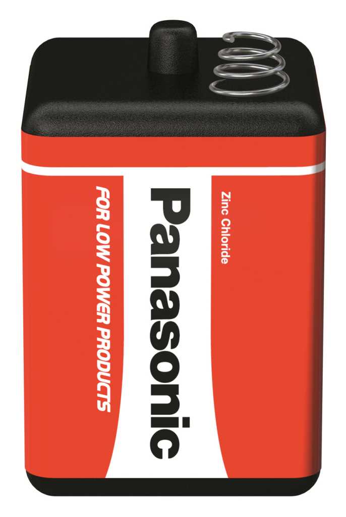 Rote, rechteckige Batterie mit schwarzem Deckel und sichtbarer Metallfeder am oberen Rand auf weißem Hintergrund