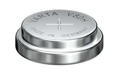 Silberne Knopfzelle in schräger Ansicht mit Pluszeichen auf der Oberseite, freigestellt auf weißem Hintergrund