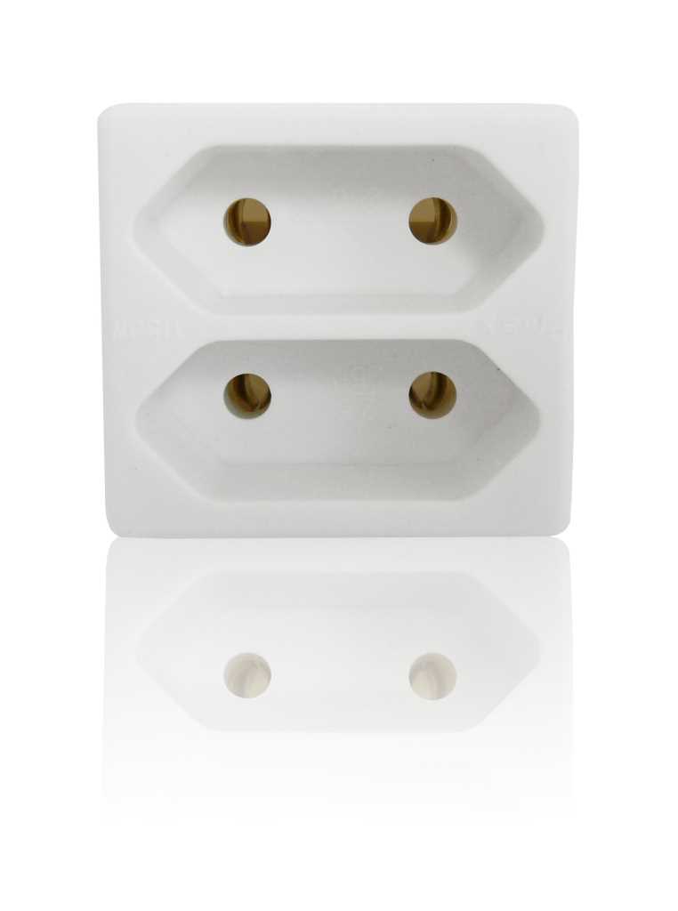 Weißer Steckdosenadapter mit zwei übereinanderliegenden runden Anschlussöffnungen, vorne gesehen