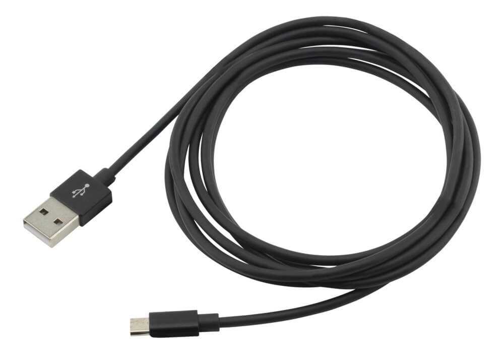 Schwarzes USB-A-auf-Micro-USB-Kabel, aufgerollt, beide Stecker sichtbar auf weißem Hintergrund